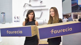 Auf der Automechanika 2018 stellte Faurecia sein „Easy 2 Fit“-System erstmals vor. Ab sofort wird es über Hella vertrieben. (Rosenow/»kfz-betrieb«)