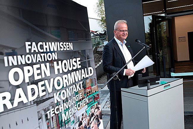 Michael Hehl, geschäftsführender Gesellschafter bei Arburg, bei der Eröffnungsrede zum ATC Radevormwald: „ Mit dieser Investition wollen wir verdeutlichen, wie wichtig uns der deutsche Markt in Sachen Kunststoffverarbeitungs-Maschinen ist.“ (Bild: Arburg)