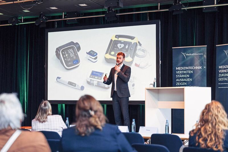 Auf zwei Bühnen mit jeweils drei Sessions reflektierten Experten Fachthemen, die Unternehmen in ihrer täglichen Praxis bewegen – von AI-Act bis internationale Zulassungen. (Bild: MedicalMountains GmbH/Eric Wetzel)