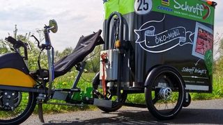 Für Edeka-Center Schroff, Kleve, von RM Customs in Unterflurbauweise maßgeschneidert konstruiertes und gefertigtes Lastenfahrrad. (RM Customs GbR)