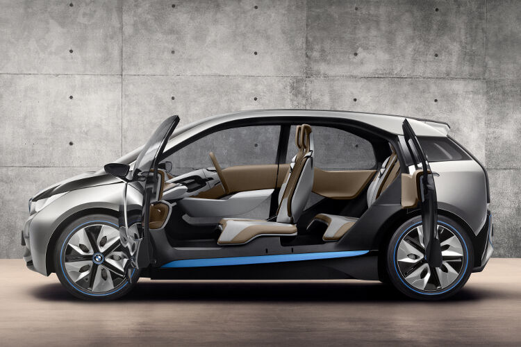 Ende 2013 kommt dennoch BMW mit seinem kompakten i3 auf den Markt. Um das Mehrgewicht der Batterien zu kompensieren, bekommt das Modell eine Karosserie aus leichtem Karbon-Werkstoff. Zusätzlich zum reinen E-Antrieb soll es auch eine Version mit Range-Extender geben. (Foto: BMW)