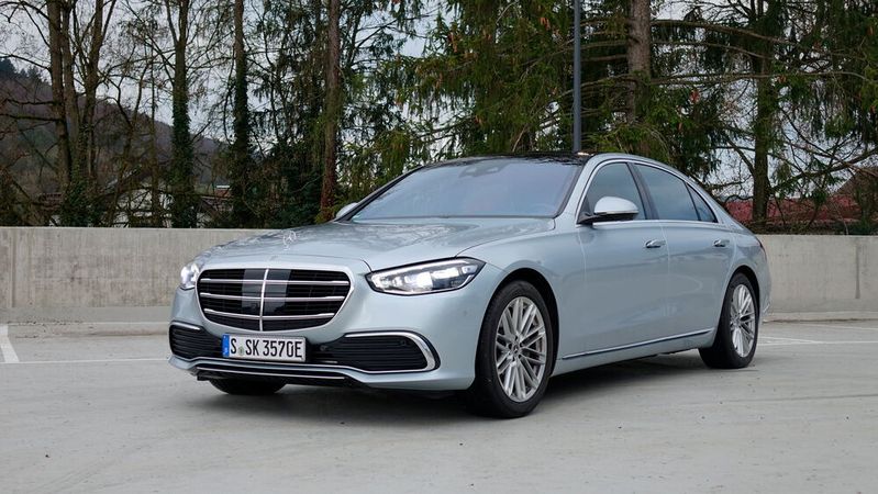Die Mercedes S-Klasse wird seit 1972 gebaut. Die aktuelle Generation hört auf den Namen W 223 und ist bis unters Dach voll mit Technik. Wir konnten die Hybridversion S 580 e in der Langversion testen.(Bild:  Schreiner – VCG)