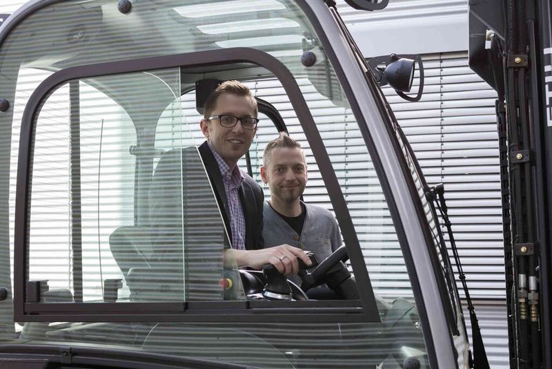 Mario Halwachs und Stefan Höß, Elobau: „Gerade bei so großen Projekten wie der Still-Bedieneinheit kommt uns die reiche Erfahrung zugute, die wir seit den 80er Jahren gesammelt haben. Seit damals liefern wir Bedienelemente und ganze Konsolen von der Designidee bis zum fertigen Produkt alles aus einer Hand.“ (Bild: Still / Elobau)