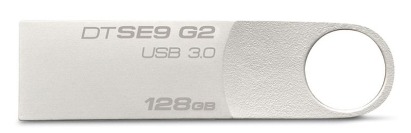 Red Dot Award 2015 - USB-Stick DTSE9 G2 von Kingston: Der USB-Stick kann durch die große Öffnung und das schmalere Ende ganz einfach z. B. an einem Schlüsselbund oder Karabiner angebracht und wieder abgenommen werden. Seine Form ist auf das Wesentliche reduziert und verzichtet auf unnötige Details. Der ergonomische Griffbereich erleichtert die Zuordnung von Ober- und Unterseite während des Einsteckens in den USB-Slot. Bei der Gestaltung wurde die Geometrie von genormten Metallrahmen des Dock-Connectors für das gesamte Gehäuse übernommen, sodass der USB-Stick eine nahtlose Einheit bildet. Das Metallgehäuse bietet Schutz vor Kratzern. (Bild: Red Dot)