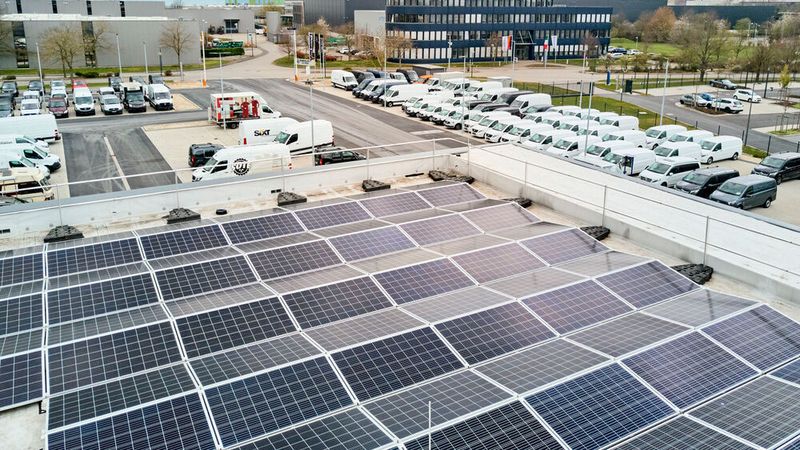 Wenn Kfz-Betriebe Sonnenenergie nutzen, dürfen sie grundsätzlich damit werben, aber keine pauschale Aussage oder Versprechen zu Klimaneutralität geben.(Bild:  Herbrand)