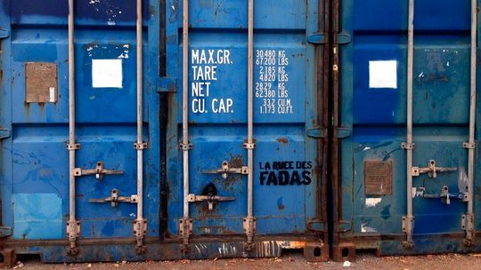 Sicherheitsupdate für die Bestandsanlage: Durch flexible Schutzsysteme lassen sich wachsende Lagermengen und komplexe Risikokonstellationen normgerecht beherrschen. (Bild:  frei lizenziert /  Pixabay)