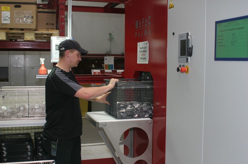 Die Kühlkörper, die in der Palma gereinigt werden, werden als Schüttgut in das Beschickungssystem eingelegt. (Bild: Mafac)