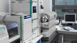 Afb. 1: In het analytisch laboratorium staan apparaten van grote waarde. Waar echter vaak geen rekening mee wordt gehouden, zijn de werkelijke kosten van de aanschaf van een apparaat, de Total Cost of Ownership. Daarin worden ook factoren als opleiding, IT en innovatiepotentieel meegenomen. (Symbolische afbeelding) (Afbeelding: ©tilialucida - stock.adobe.com)