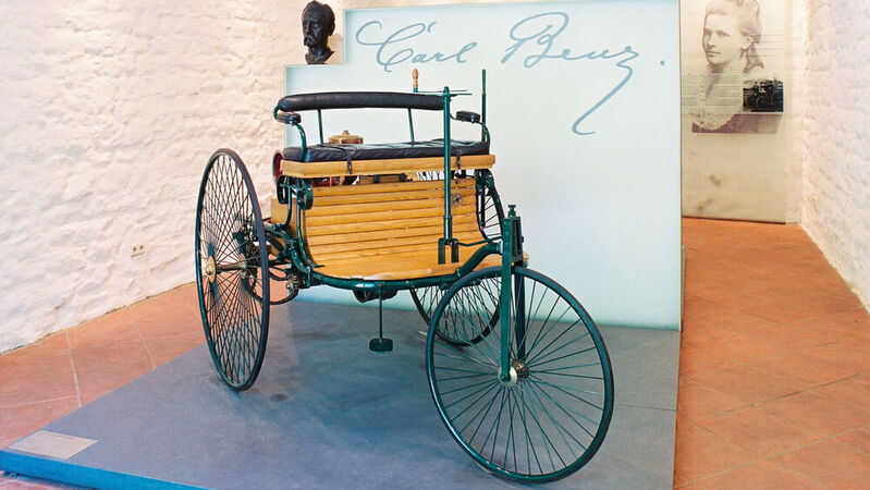 Der Benz Patent-Motorenwagen ist bis zu 16 km/h schnell. 