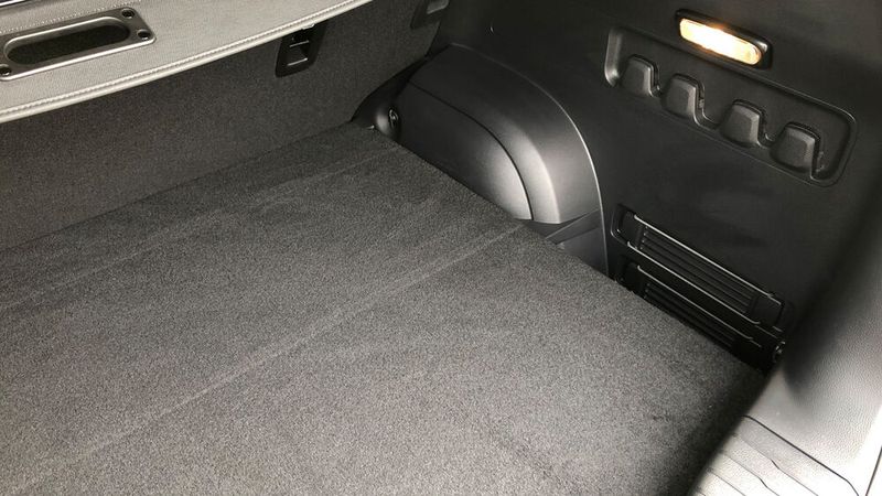 Der schließt seitlich nicht komplett ab, lässt hinter den Radkästen einen Spalt offen. So kann man beispielsweise Taschen an die dort befindlichen Haken hängen, die dann in der Öffnung nicht hin und her baumeln. (Bild: Wehner - Vogel Communications Group)