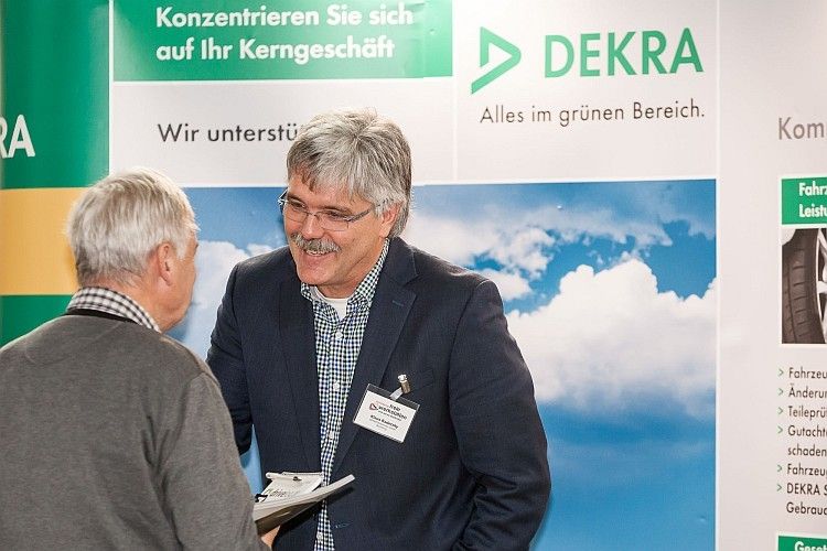 Die Dekra-Vertreter freuten sich über die zahlreichen Gespräche an ihrem Stand. (Foto: Bausewein)