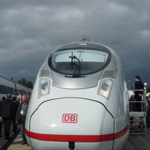 2 Siemens Mobility hat an seinem Hochgeschwindigkeits-Triebzug Velaro D für eine günstigere Aerodynamik die Verkleidungen an Dachgeräten, Drehgestellen und Übergängen verbessert sowie Spoiler, Bugnase, Kopf und Dach neu gestaltet. 