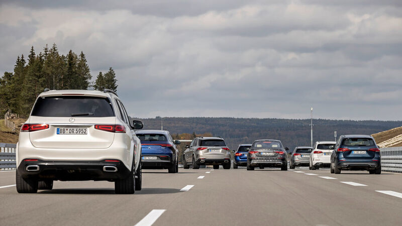 Bild 4: Auf geeigneten Autobahnabschnitten und bei hohem Verkehrsaufkommen übernimmt der Drive Pilot die Fahraufgabe zunächst bis zu den gesetzlich erlaubten 60 km/h.  (Mercedes-Benz)