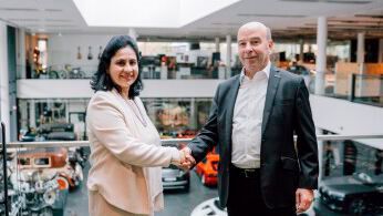 Geetha Sham, Mitglied des Verwaltungsrats und Chief Experience Officer (CXO) von Cam Com Technologies, und Jörg Brand, Geschäftsführer von Flotte Eins. (Bild:  Achtig20 GmbH)