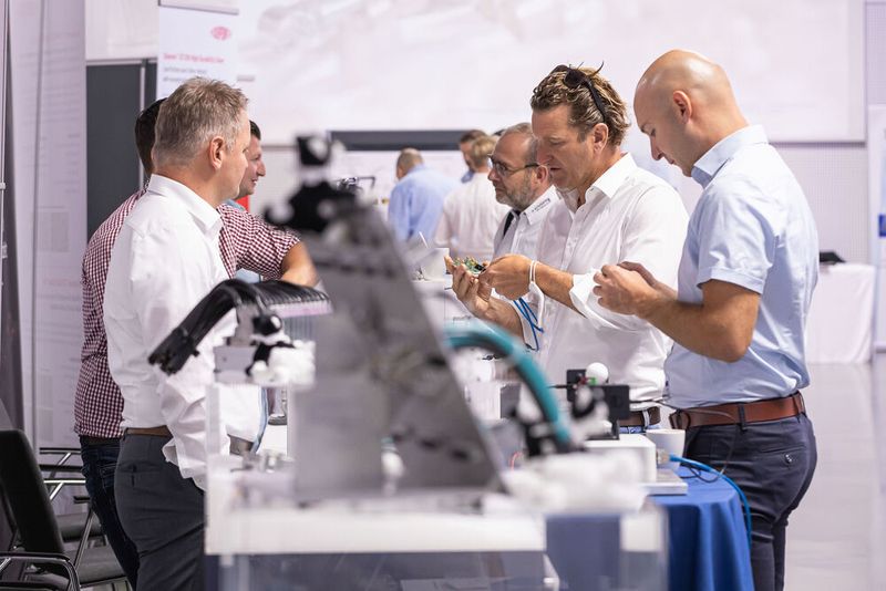 16. Anwenderkongress Steckverbinder: Der Tag 2 auf dem Steckverbinderkongress 2022 hatte den Themenschwerpunkt auf Oberflächen und Werkstoffen. Das umfasste die Konfektion Schwerer Steckverbinder für den Schaltschrankbau ebenso wie Hochstromkontakte für die E-Mobilität und funktionalisierte Oberflächen im Einsatz auf der ISS im Weltraum. (Bild: Elektronikpraxis)