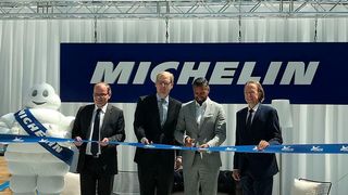 Anish K. Taneja, Präsident der Michelin-Region Europe North (2. von re.), eröffnete am 28. Juni 2019 feierlich das neue Büro in Frankfurt/M. Mit ihm auf dem Podium: (von li.) Franck Ristori, (französisches Konsulat), Markus Frank (Stadtrat) und Boris Engelhardt (WDK). (Jan Rosenow/»kfz-betrieb«)