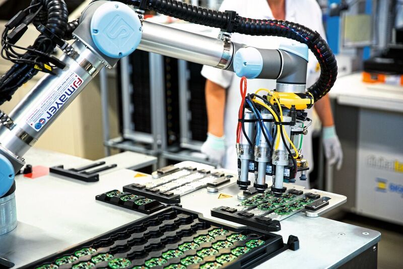 Mithilfe einer Greiferspezialkonstruktion verpackt der Cobot zwei Millionen Leiterplatten im Jahr beim Elektronikzulieferer Melecs EWS. (Universal Robots)