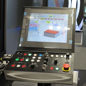 Okamoto's smart iQ control system also functions as an input aid for surface grinding during MAP grinding. The whole process works without requiring extensive programming knowledge, as the manufacturer places great emphasis on self-explanatory graphical representations.(Source:  KSKOMM)