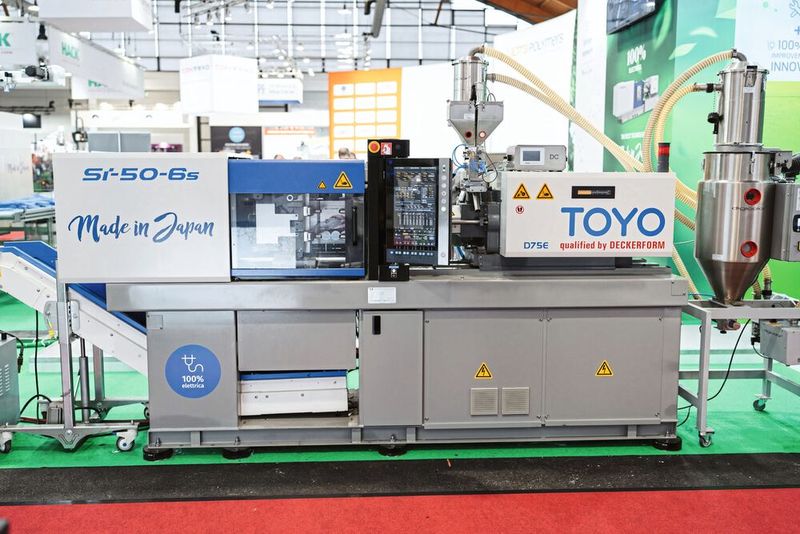 Produziert wird das Labelam Messestand auf einer vollelektrischen Spritzgießmaschine Toyo Si-50-6s D75E. Vollelektrische Spritzgießmaschinen sind deutlich energieeffizienter als hydraulische Anlagen. Sie sind ein wichtiger Bestandteil in nachhaltigen Produktionskonzepten. Mit ihrem Schneckendurchmesser von 28 mm ermöglicht die ausgestellte Maschine ein Einspritzvolumen von bis zu 69 cm³.  (Bild: Deckerform)
