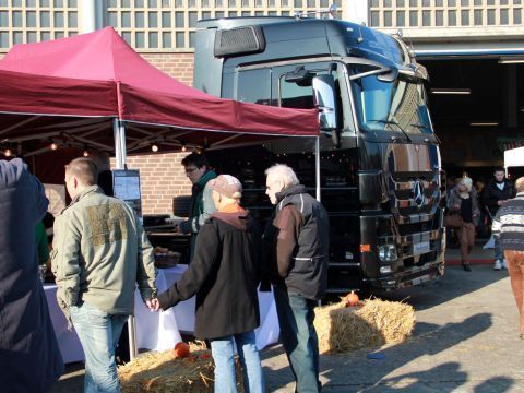 Bei strahlendem Sonnenschein besuchten 2.800 Gäste und Actros-Fans die Veranstaltung vom Autohaus Herbrand. (Herbrand)