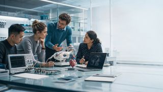 Medizintechnik studieren: Im Studium treffen Mathematik, Elektrotechnik, Informatik und medizinische Grundlagen aufeinander.  (Bild: Guido Deußing / KI-generierte Illustration)