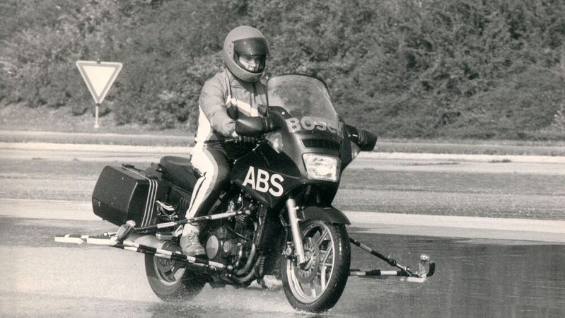 Bosch begann 1986 mit der Entwicklung des Motorrad-ABS, das auf der 1978 eingeführten Technologie für Pkw basierte. 1995 war es dann so weit: Das erste Straßenmotorrad mit ABS von Bosch kam auf den Markt.(Bild:  Bosch)