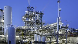 BASF investiert in das Stammwerk in Ludwigshafen: Neben der erweiterten Wasserstoffproduktion (im Bild) fließen Gelder in den Bau einer neuen CDon-Anlage und die Erweiterung der Trilon-Anlage, die bereits in den vergangenen Monaten in Betrieb genommen wurde.  (Bild: BASF)