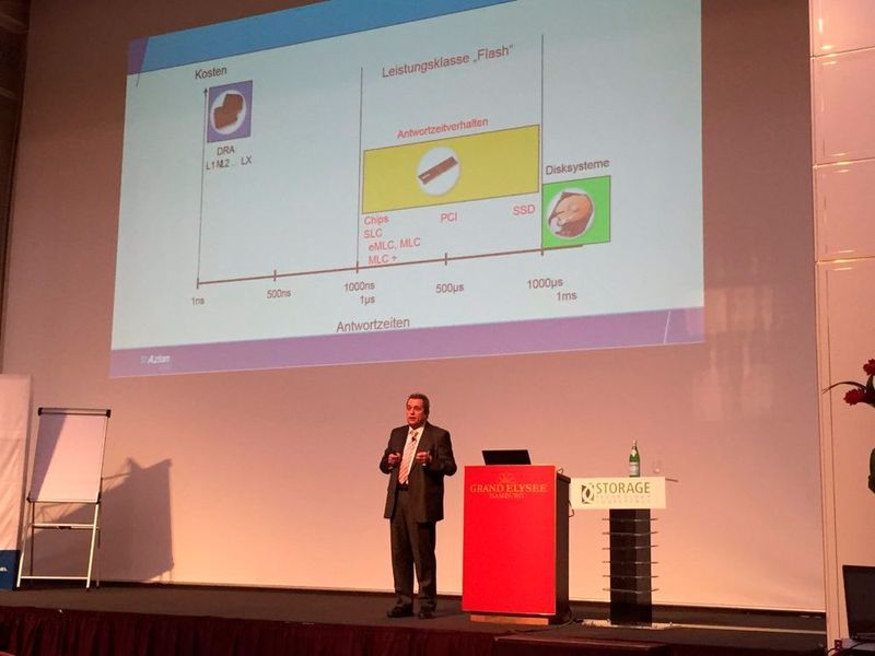 Kurt Gerecke stand für Tech Data Azlan und IBM auf der Bühne. Sein Vortrag beschäftigte sich mit den unterschiedlichen Flash-Technologien und -Architekturen. (Vogel IT)