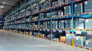 Steigender Materialdurchsatz und wachsende Artikelvielfalt: Kardex erweiterte nicht nur seine Lagerflächen am Standort Bellheim, sondern führte 2024 auch das LIS-Warehouse-Management-(LWM-)System ein, um Einlagerung, Kommissionierung und Verladung effizienter zu gestalten. (Bild: Kardex)