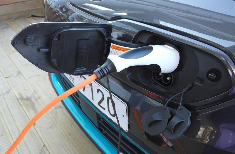 An der 100-kW-Schnellladesäule benötigen beide Varianten 42 Minuten, um die Batterie von 20 Prozent Kapazität auf 80 Prozent zu laden. An der Haushaltssteckdose dauert das bei der größeren Variante fast 18 Stunden.  (Kia)