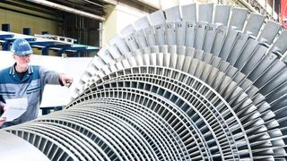 Dampfturbinen übernehmen bei regenerativer Energieerzeugung die Energiewandlung, beispielsweise in Biomasse-gefeuerten Kraftwerken oder Solarthermieanlagen. (MAN)