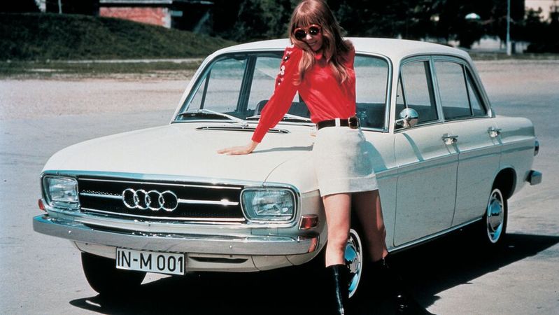 Flache Gürtellinie, knappes Röckchen: Der „Audi“, wie der neue DKW hieß, war ein optisch wie technisch modernes Automobil. Vor 60 Jahren rettete es die Auto Union GmbH vor dem Untergang.(Bild:  Audi)