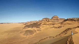 Aussicht von der Takarkori Rock Shelter in Südlibyen aus. (Bild: Archaeological Mission in the Sahara, Sapienza University of Rome)