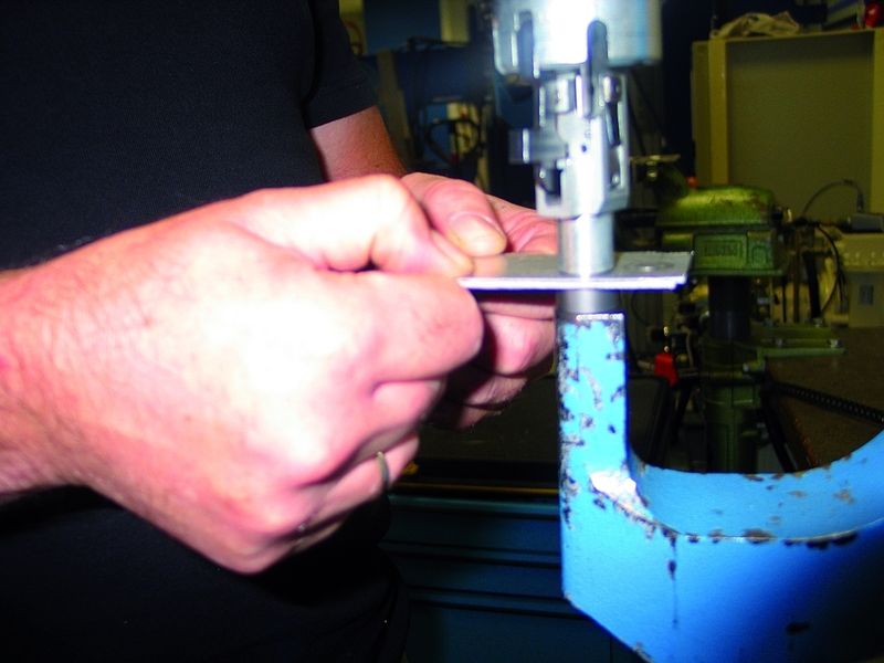 Vor dem eigentlichen Produktionsprozess steht auch beim Stanznieten das Testen der Materialkombinationen für die Verbindung. Bild: Munde (Archiv: Vogel Business Media)