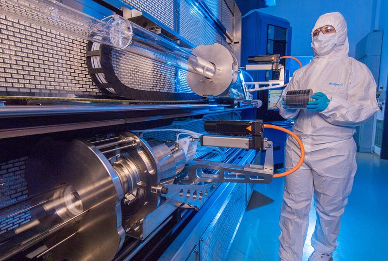 Hochleistungselektronik auf Galliumarsenid-Basis biete das Potenzial, neuen Technologien zum Durchbruch zu verhelfen. Zur Entwicklung und Herstellung von Galliumarsenid-Leistungshalbleitern wurde im April 2018 im Technologiezentrum Dresden eine erste Fertigungsanlage in Betrieb genommen. Hochleistungselektronik auf Galliumarsenid-Basis biete das Potenzial, neuen Technologien zum Durchbruch zu verhelfen. Zur Entwicklung und Herstellung von Galliumarsenid-Leistungshalbleitern wurde im April 2018 im Technologiezentrum Dresden eine erste Fertigungsanlage in Betrieb genommen.