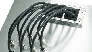 Die EMV-Kabeleinführungsleiste EMV-KEL von Icotek bietet sich als Alternative zur herkömmlichen EMV-Kabelverschraubung an. (Icotek)