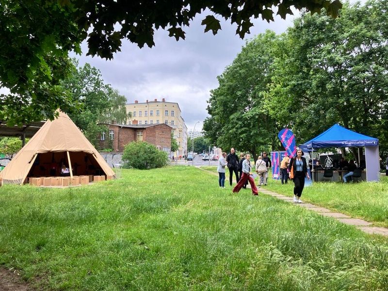 Denn dieses Jahr zogen Wolken auf; es regnete und einige Aktivitäten mussten zum Teil ins Gebäude verlegt werden. Die weite Wiese bietet jedoch reichlich Platz – auch für Neues: In einem eigens aufgestellten Tipi fanden weitere Vorträge und Networking-Events statt. (Bild: © Serina Sonsalla)
