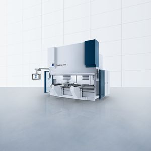 Die Abkantpressen der Serie Trubend 8000 eignen sich für Werkstücke bis 8000 mm Länge.(Bild:  Trumpf)