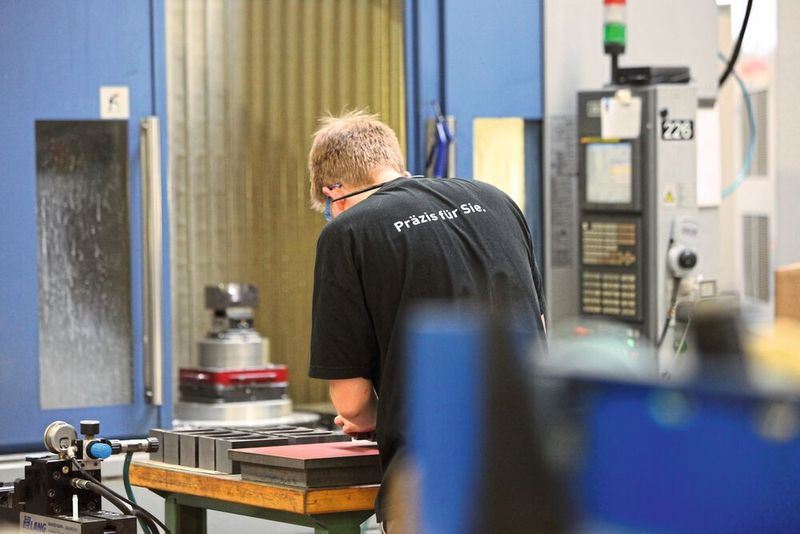 Die erste Serie der Ventilkörper lieferte Samuel Werder noch vor Ostern aus. Jetzt produzieren sieben Mitarbeiter auf drei Maschinen rund um die Uhr an sechs Tagen die Woche. (Werder Feinwerktechnik)