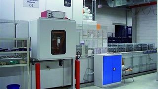 Bild 1: Diese Anlage ist mit 64 Hochleistungs-Ultraschallelementen zum Lösen partikulärer Verunreinigungen ausgestattet. Ölfilme werden mit KW-Lösemitteln entfernt. (Archiv: Vogel Business Media)