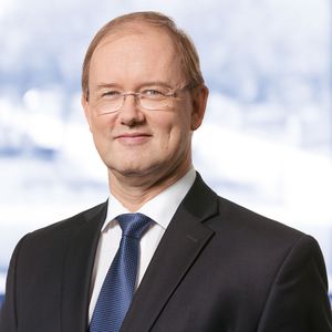 "Mit der Markteinführung der Inverterreihe i500 – einer neuen Generation von Frequenzumrichtern – setzen wir in Sachen Modularität, Handhabung und Robustheit neue Standards. In Kombination mit unseren neuen Getrieben und Motoren schaffen wir unseren Kunden damit Antriebspakete für ihre Maschinen", erklärt Frank Maier, Vorstand Innovation bei Lenze. 