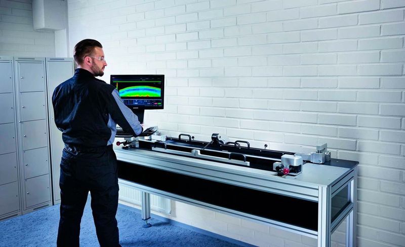 Das Schnittgrat-Messgerät EP300 von Burghardt+Schmidt ermöglich eine Qualitätskontrolle für Schneidprozesse von dünnen Metallbändern. (Burghardt+Schmidt)