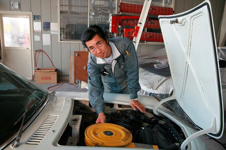 Stolz ist Hoshino auf seinen eigenen Cosmo und zeigt in den hochglanzpolierten Motorraum seines Wagens, mit dem er pro Jahr immerhin 5.000 Kilometer unterwegs ist. (Foto: SP-X/Benjamin Bessinger)
