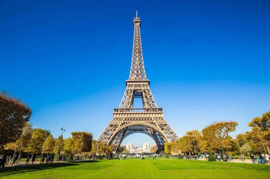 Der blaue Himmel über Paris trübt sich wahrscheinlich bald ein – zumindest was die Zukunft der Wirtschaft betrifft. Der Sturz der Barnier-Regierung lässt nämlich nicht Gutes erahnen ...(Bild:  G. Linde)