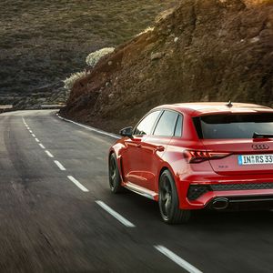 Die großen ovalen Auspuffendrohre werden eng vom Diffusor des RS3 eingefasst.(Bild:  Audi)