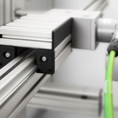 Lineartechnik kommt überall dort zum Einsatz, wo geführte Bewegungen entlang einer Achse erforderlich sind. Das item Linearsystem bietet die Basis für Einzelachsen, Synchronachsen sowie Mehrachsportale.  (Bild: item)