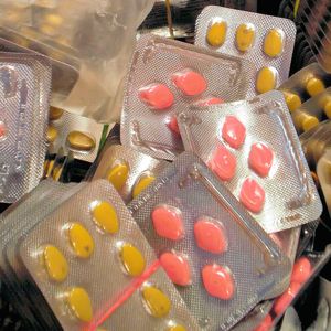 Die Verbreitung von gefälschten Medikamenten soll durch Nachverfolgbarkeit zum Beispiel über RFID-Systeme eingedämmt werden.