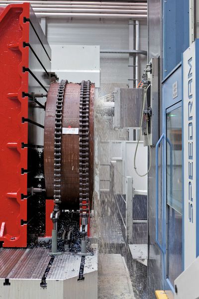 Bild 1: Das Fahrständer-Bohrwerk wurde mit Spindelleistungen bis 145 kW für die genaue Bearbeitung von Großbauteilen entwickelt. (Bild: Pama)