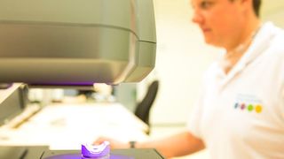 Jedes Gramm zählt im Automobilbau, deshalb müssen auch bereits leichte Funktionsteile weiter abspecken – zum Beispiel leichtgewichtige Gleitlager, bei denen spezielle Folien aus Polytetrafluorethylen (PTFE) die Lauffläche bilden. (Foto: Saint Gobain)