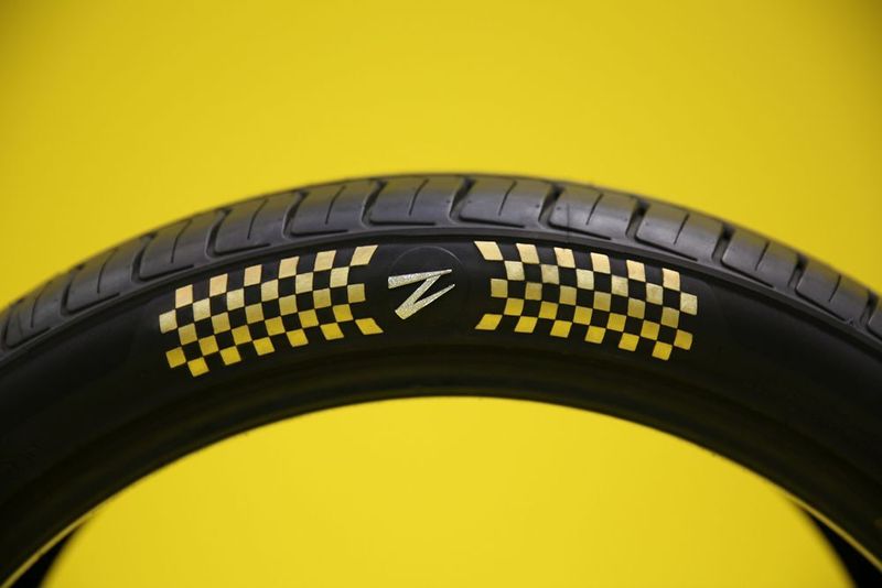 Wenn Geld keine Rolle spielt oder wer einfach staunen möchte: Z Tyre hat vier Reifen mit 24-karätigem Gold, Diamanten und Blattgold veredelt. (Foto: Z Tyre)